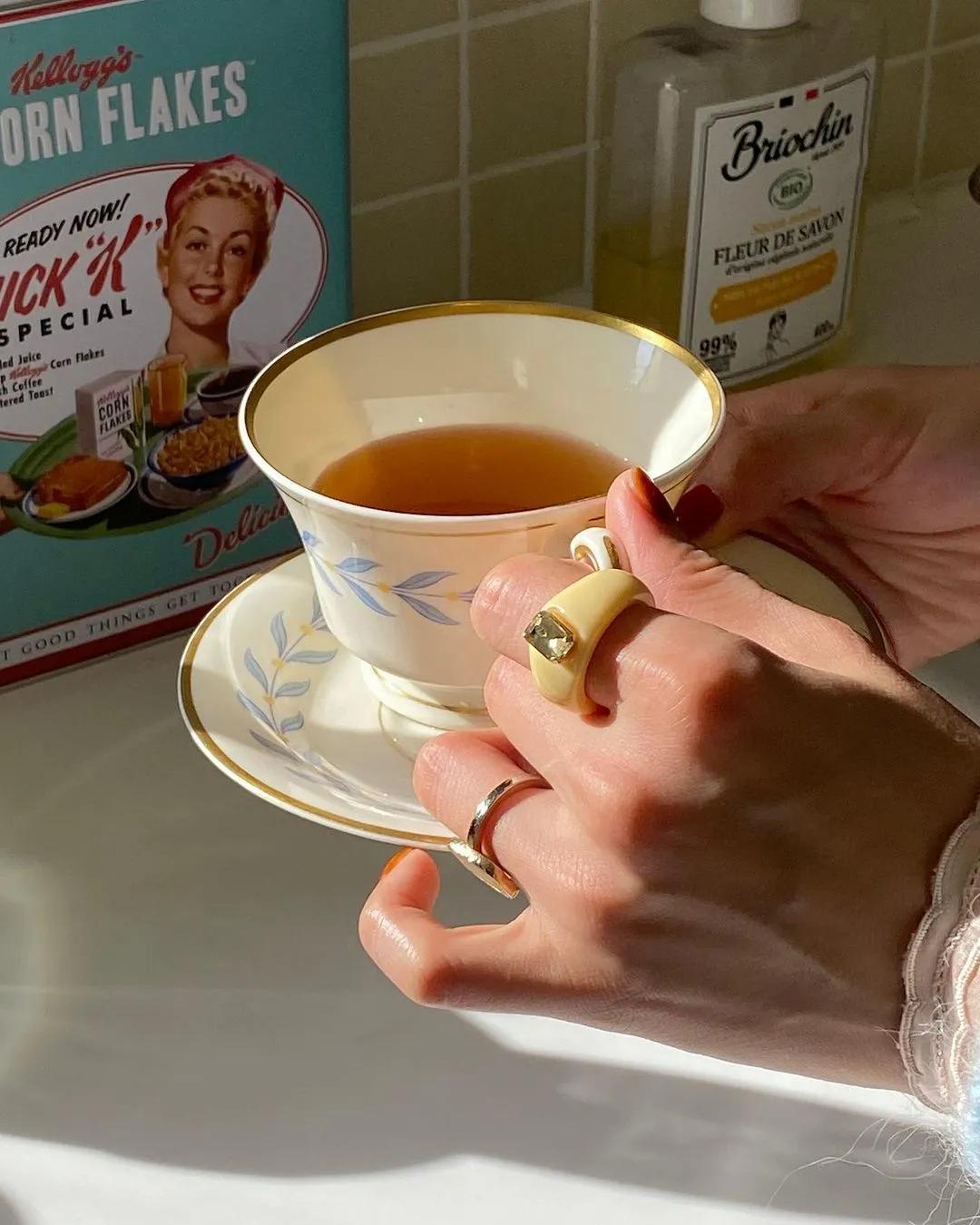 今年夏天，时尚圈流行戴假货