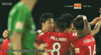 太有水瓶！天王山大战之夜，国安球迷“荣登”热搜....