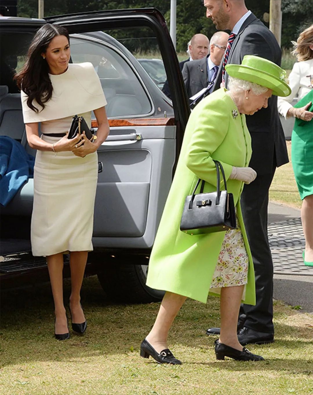 凯特王妃不小心鞋跟掉到排水道口,凯特王妃被踢