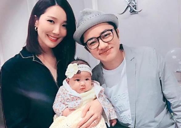 郑恺苗苗疑是喜当爸爸妈妈,郑恺苗苗晒照庆祝结婚一周年