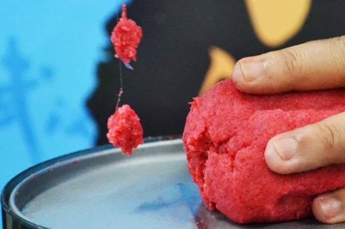 夏季板鲫用什么饵最好,冬季钓板鲫最好用什么饵