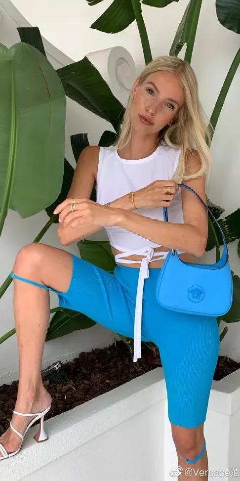 三里屯偶遇大幂幂,杨幂和闺蜜在三里屯逛街遭搭讪