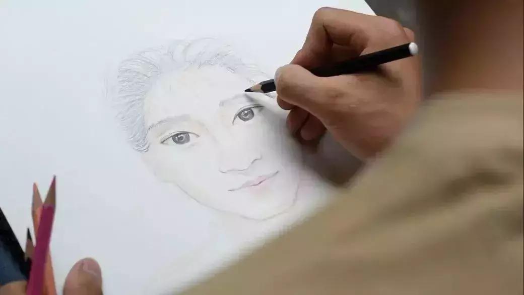 火爆网络！桂林104岁奶奶天生美人胚，画师还原她年轻时模样，美美美！