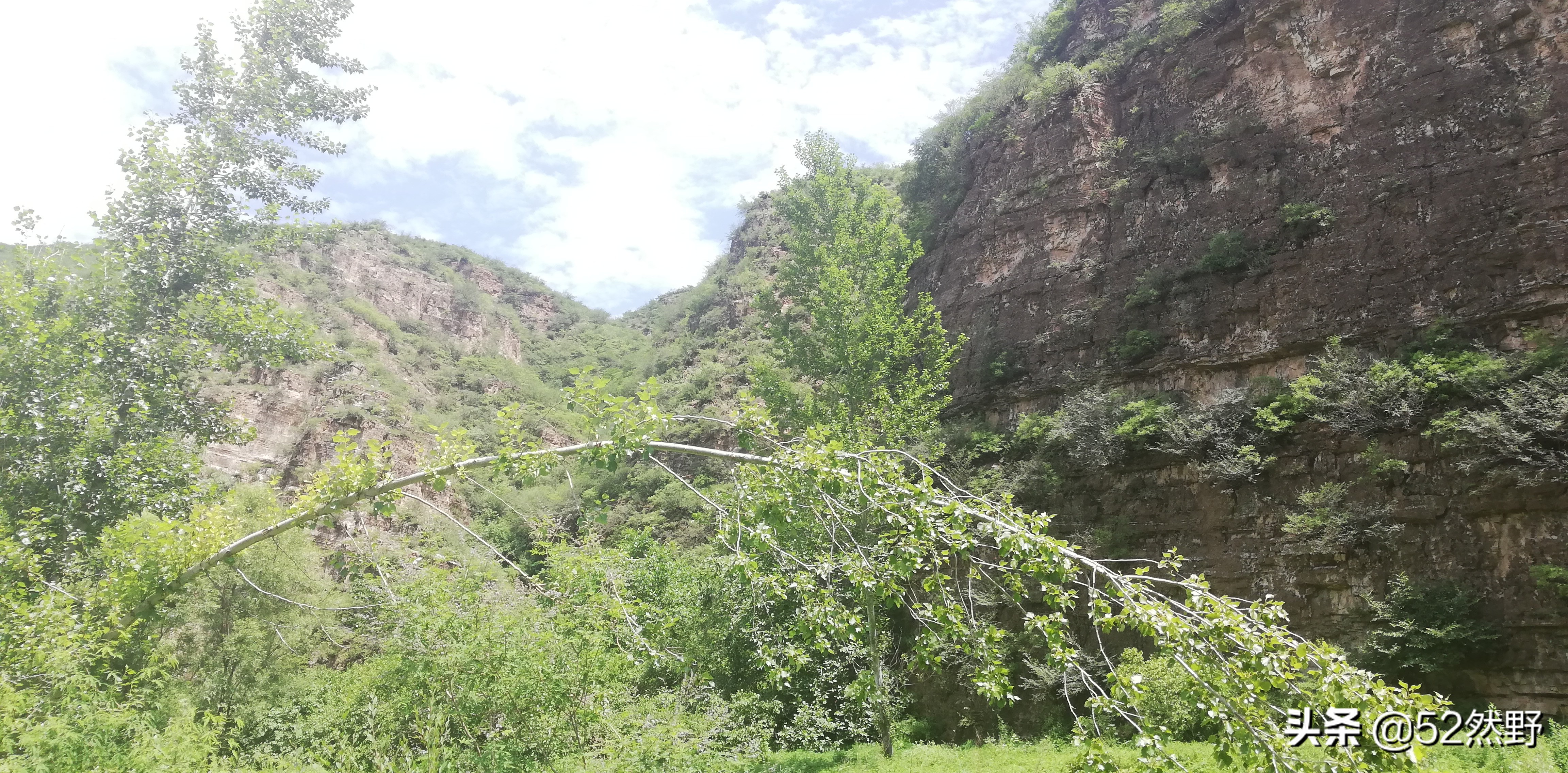 燕山唯一丹霞长嵯，山村溪水野草闲花