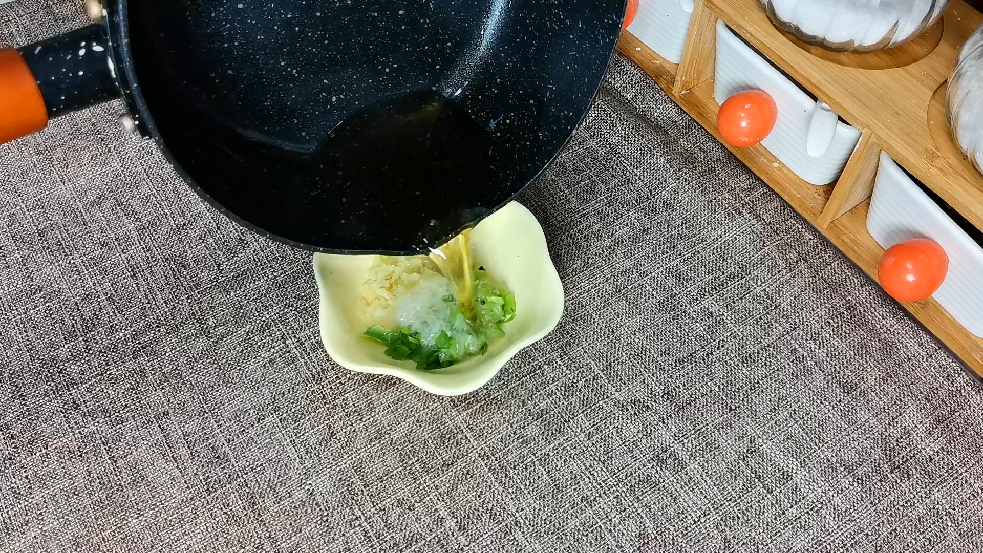 白灼虾最忌用水煮了教你正确做法,怎样煮白灼虾才令虾肉鲜嫩