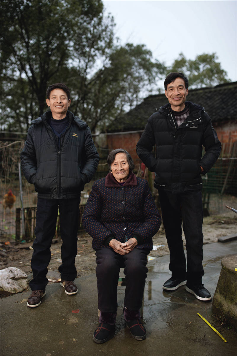 弃儿寻亲记录父亲跪地道歉,江南弃儿寻亲团聚视频