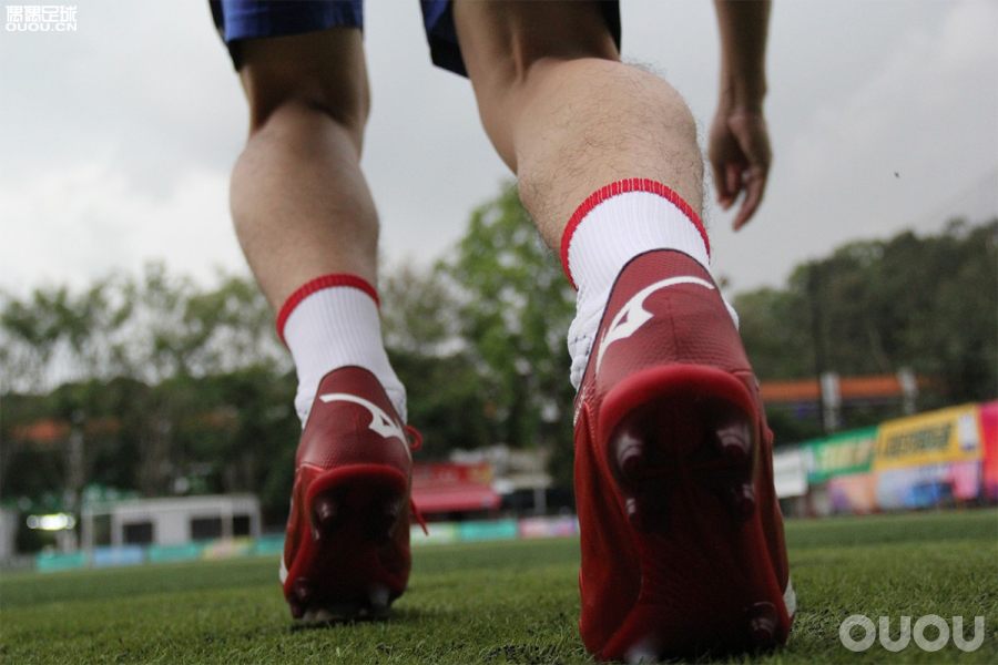 日产足球鞋测评,足球鞋实战测评nike暗煞