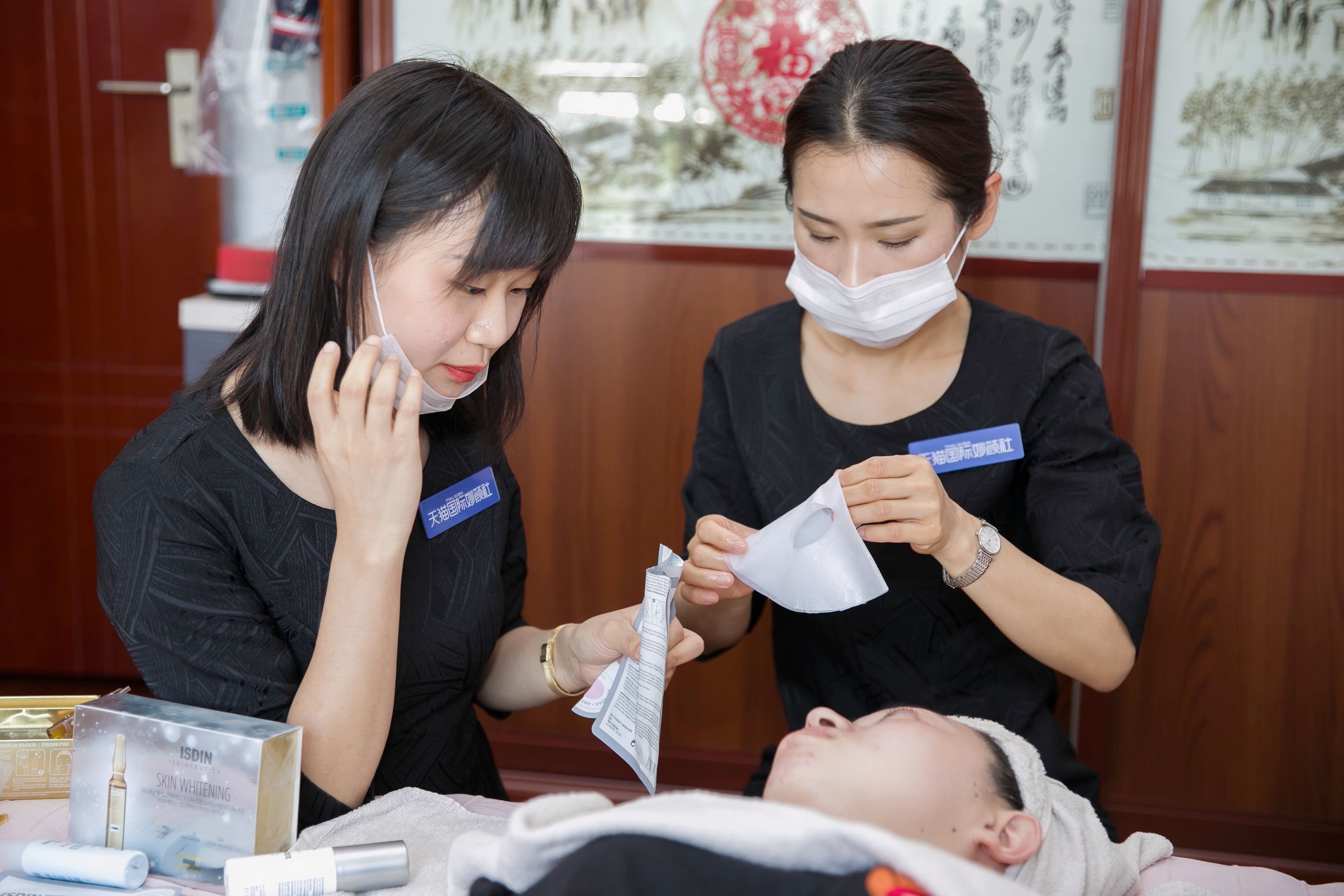 大连一女士成全国前10“剁手*党**”天猫618、双11快递摆满客厅