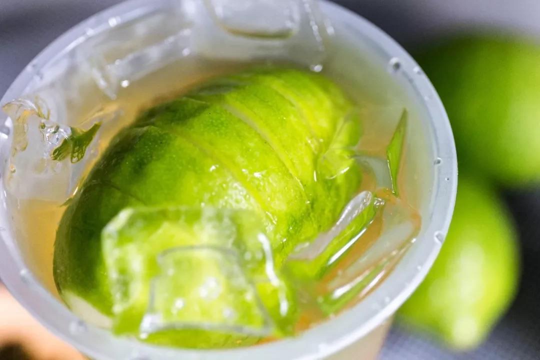 排队买奶茶的人好多啊原视频,怎么看待排队2小时买奶茶