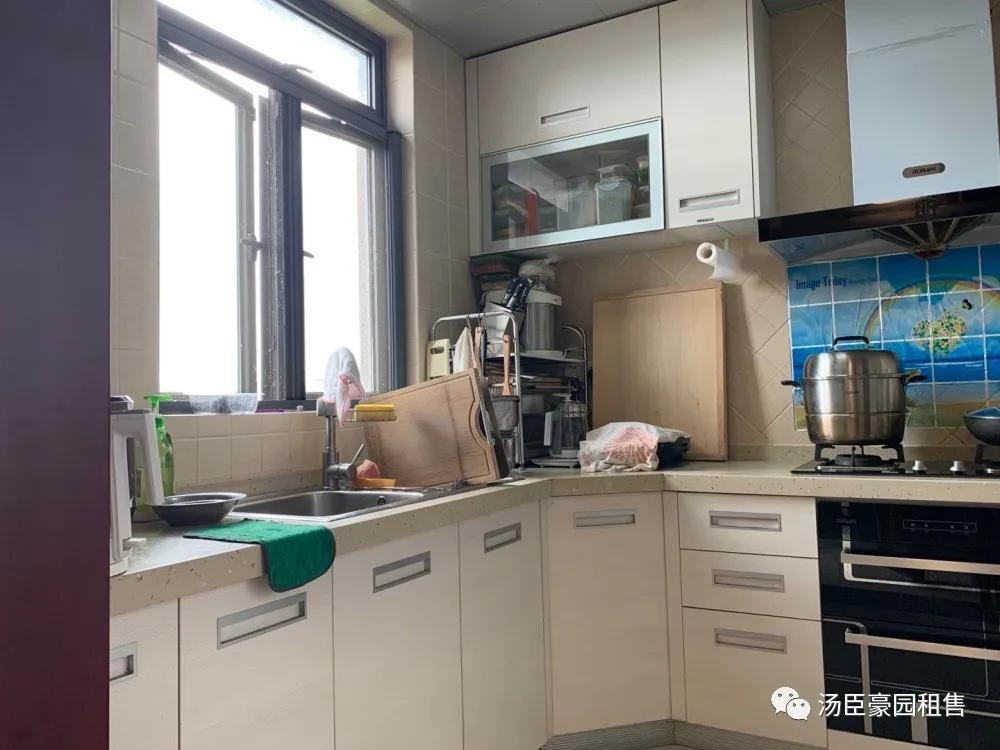 张江汤臣豪园四期新出精装修三房,业主自住保养不错,诚售1800W