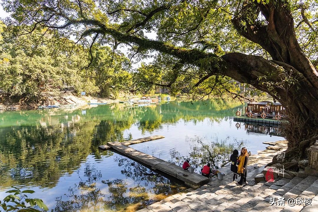 这个古镇好奇怪，门前放元宝，商号大门开洞，城隍爷与关二爷作伴