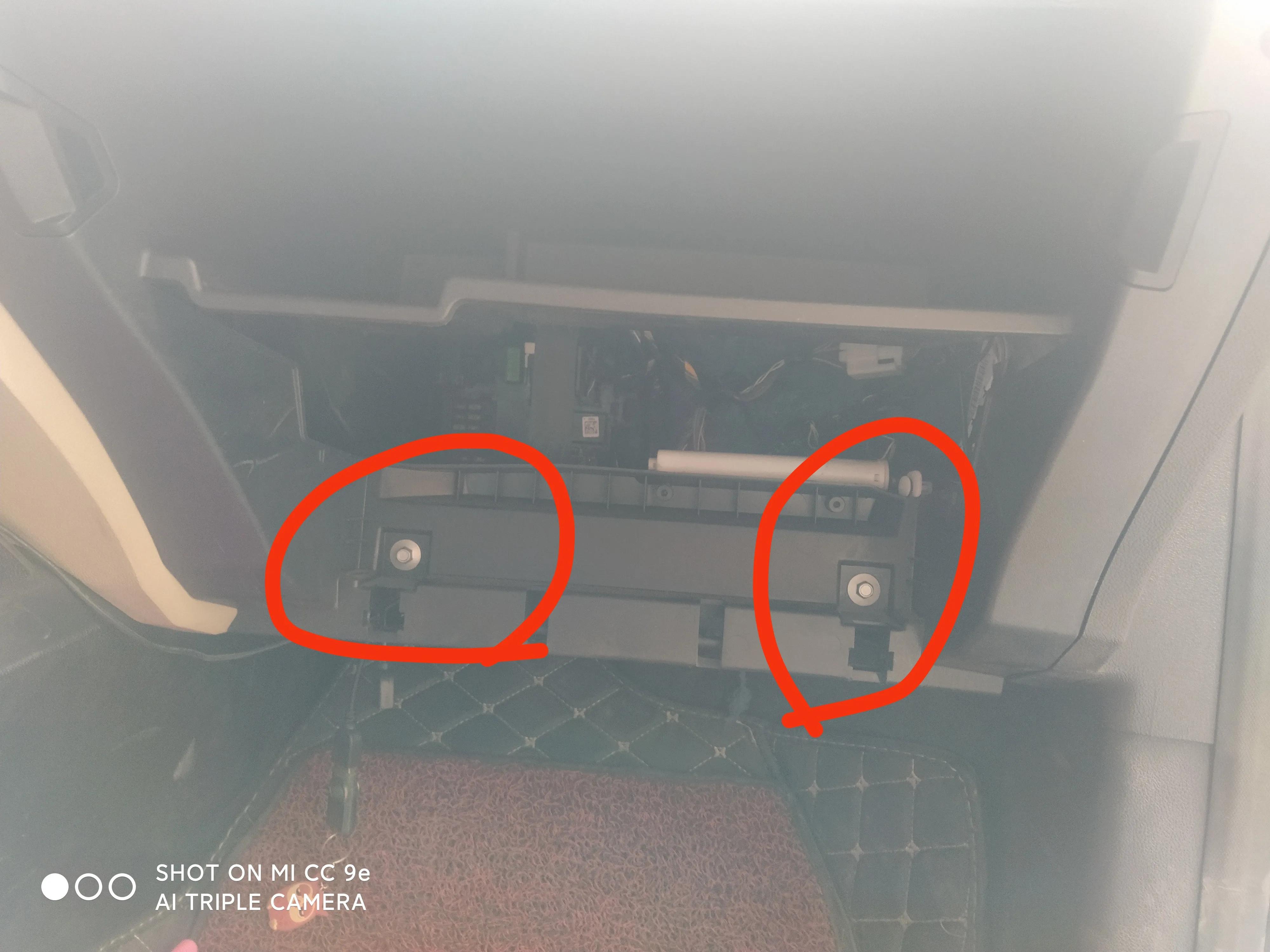 福睿斯手套箱卡扣拆卸,17年福睿斯副驾驶手套箱怎么拆