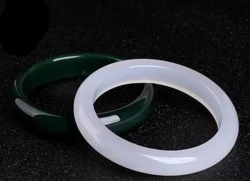 什么玉镯好养又养人,适合女生戴养人的玉镯