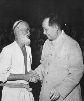 库尔班：想骑驴见毛*东泽**，92岁成为人大代表，曾孙女是航母女兵