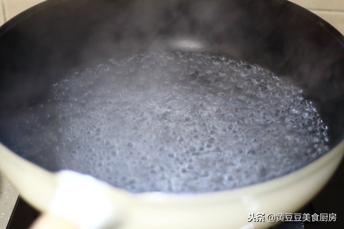 做手擀面用不用醒面,做手擀面里面需要加鸡蛋吗