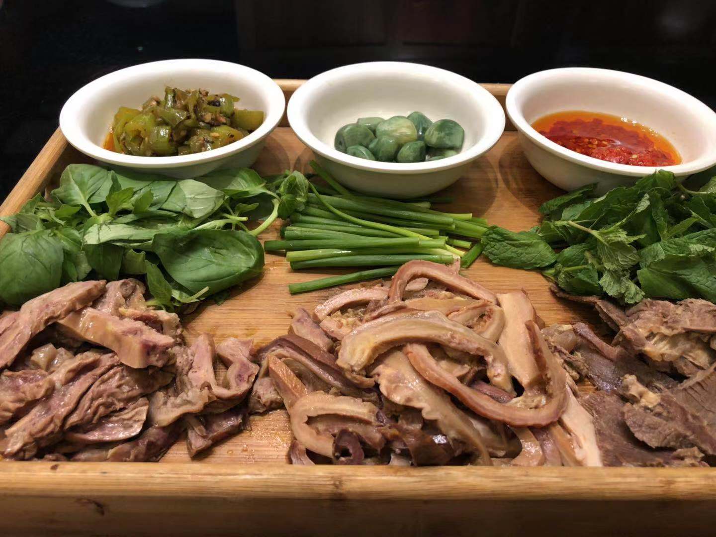 郑州石磨烩面喧嚣热闹，深夜开车路过吃一碗，这几道硬菜过目不忘