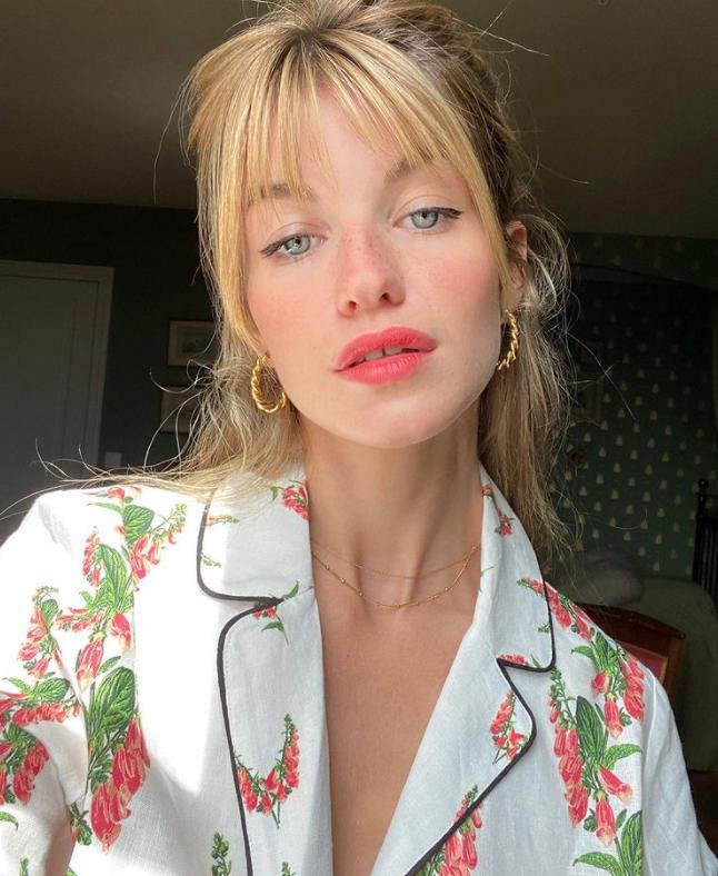 下眼线怎么画不显脏不晕妆,眼线怎么画不戴美瞳都显大