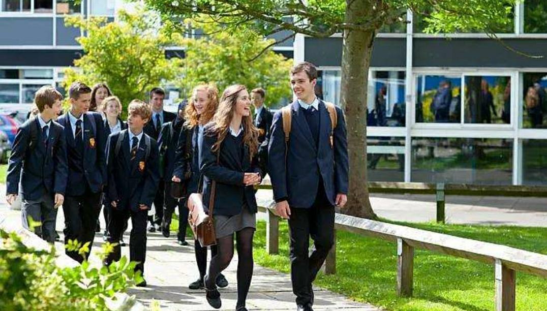 英国66岁老人伪装成学生进校园骚扰女生警方在他家搜到各种校服