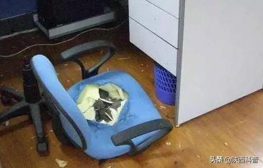 赶快检查伱坐的椅子…避免被*菊爆**…虽然标题很粗鄙…