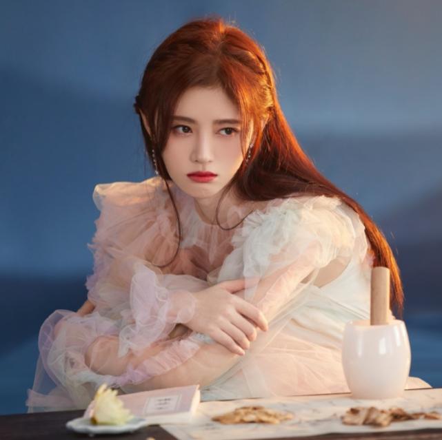 鞠婧祎真实身高郭敬明,当1米59鞠婧祎遇到1米58冯提莫