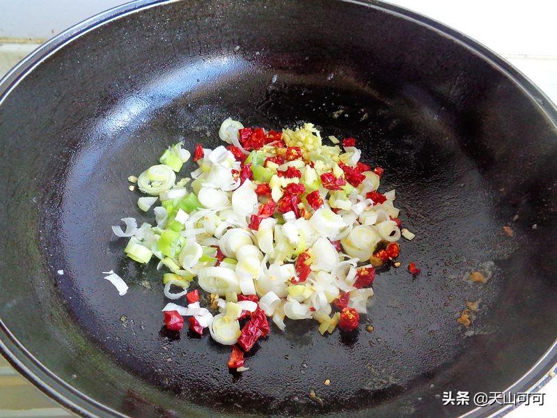 防秋燥周末三餐，凉皮配酱烧鱼，在家做，就是吃得舒服又省钱