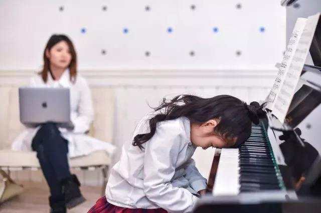 为什么练琴练不好会很烦躁,琴童练琴错音错节奏