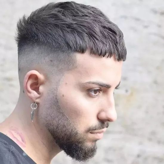 头发两边炸开怎么解决,头发顶部老是鼓起来怎么剪