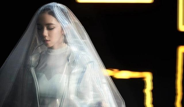 邓紫棋穿黑皮衣黑裙子,邓紫棋最新皮裤造型