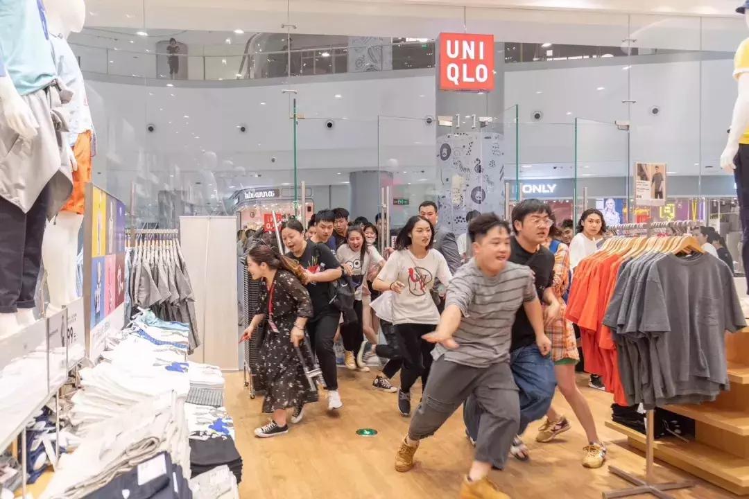 长沙国金中心出现抢衣大战！优衣库遭疯抢！店员被吓哭