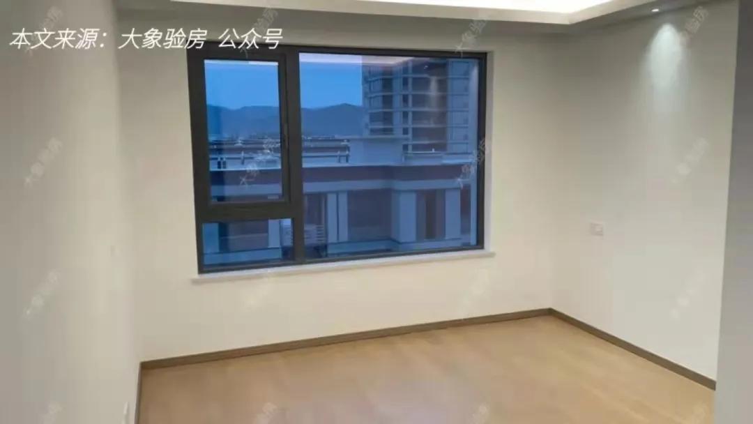 收房发现墙顶维修痕迹,精装房交房时踢脚线乳胶漆脱落