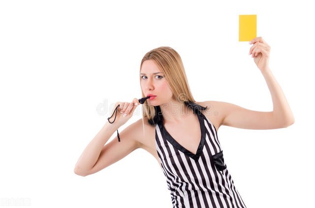 足球裁判最基本的一招,怎样才能当足球裁判