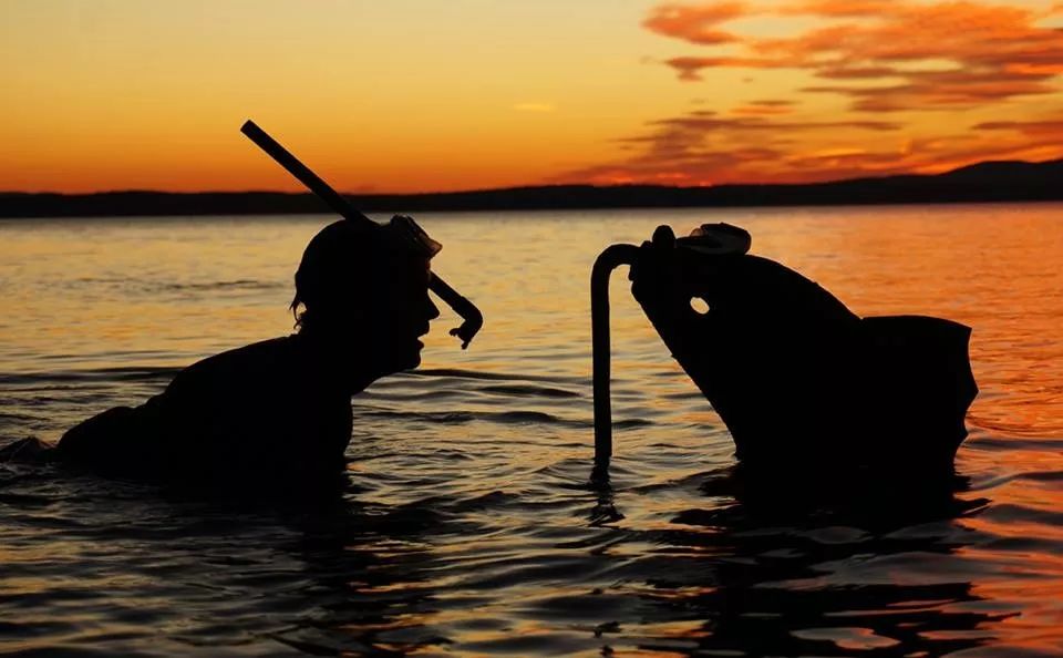 这个男人拍的漫画剪影，小孩看笑了，大人却哭了......