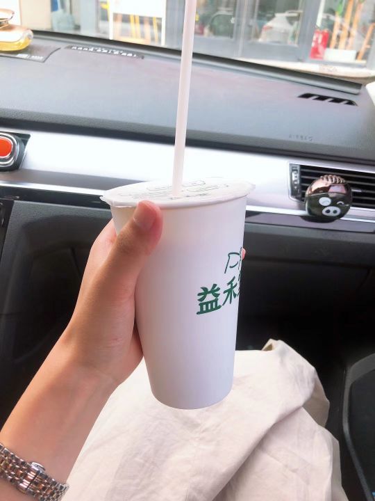 朋友圈都在刷秋天第一杯奶茶,谁还记得秋天第一杯奶茶朋友圈