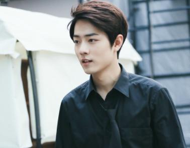 肖战花生没扔进嘴里还嚼了几下,肖战演技眼神魅惑