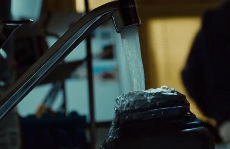 又渴又疼!手臂被石头卡住五天五夜?这部电影告诉你如何断臂求生