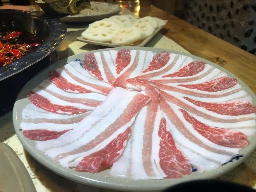 9荤6素！脆毛肚+肥牛…锅底油碟全包！成都昌隆坤火锅4人套餐88元
