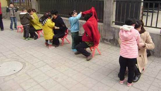 “推你一下怎么了”？熊孩子当街推孕妇，家长强势护犊子惹怒众人