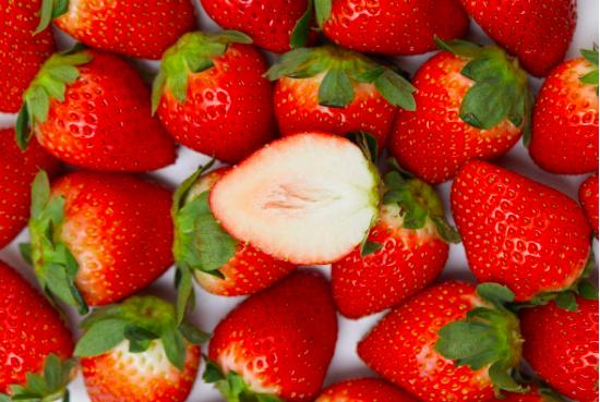 草莓真的打膨胀素了吗,草莓膨大打多了有坏处吗
