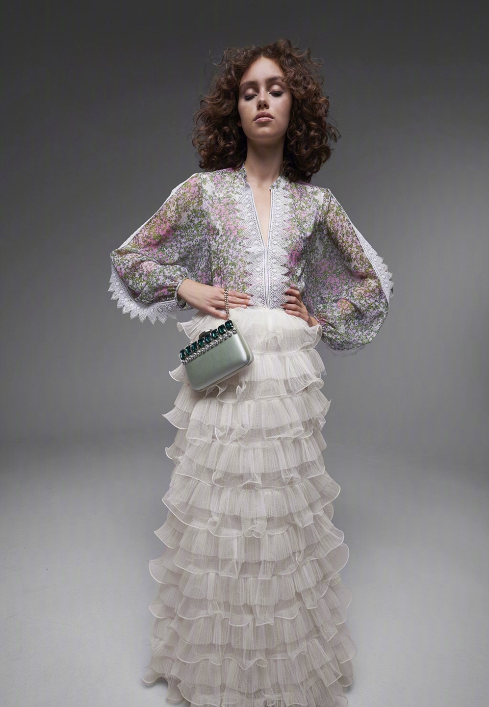 夏季碎花连衣裙适合什么年纪穿,雪纺碎花连衣裙长袖长款怎么穿搭