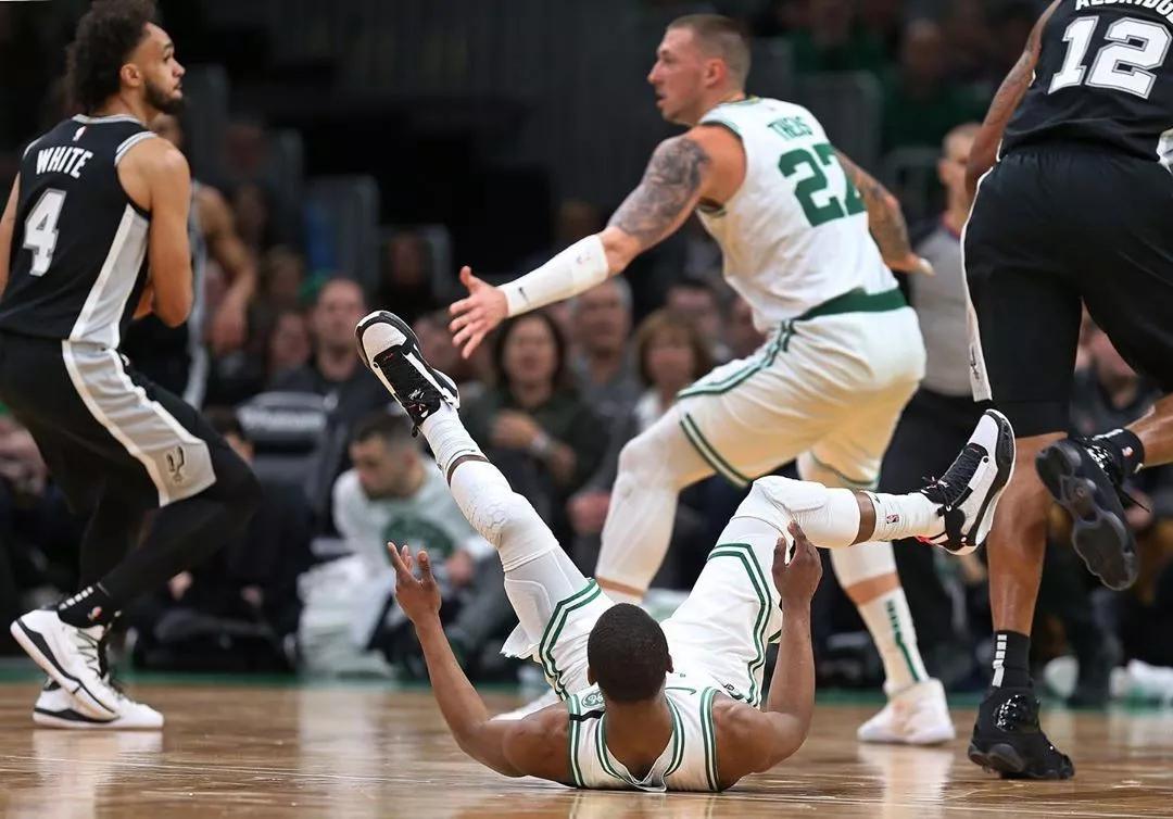 沃克职业生涯遭驱逐视频,沃克职业生涯首次被驱逐