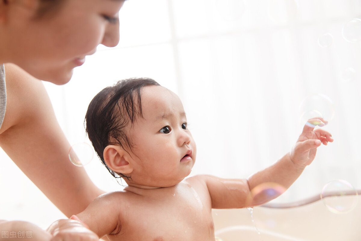 宝宝冬天多久洗一次澡合适,冬天如何给宝宝洗澡洗得干净