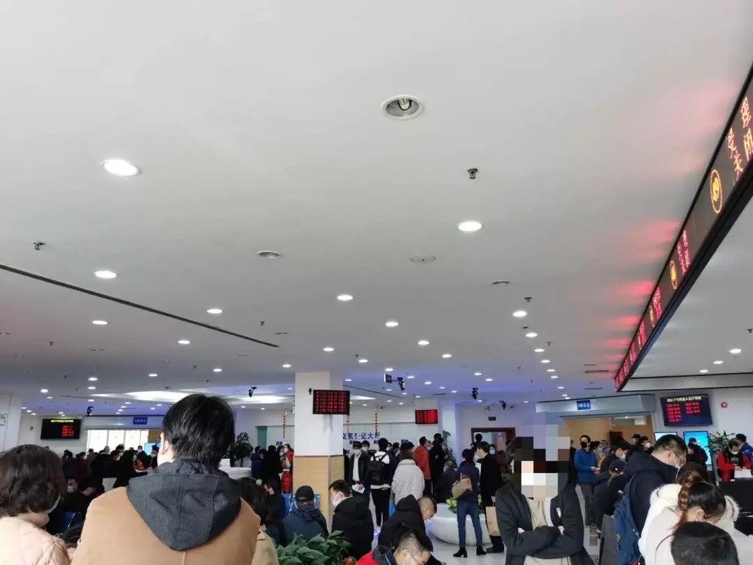 最高一套8000万！有人6点就开始排队，甚至大打出手，凭啥？