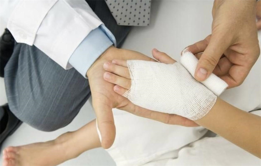 妈妈不小心被女孩烫伤,孩子被烫伤记住四件事情