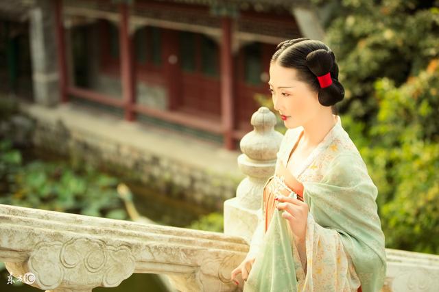 小说：她被*绑捆**住，小皇子来时看到她已经被松绑，大发雷霆