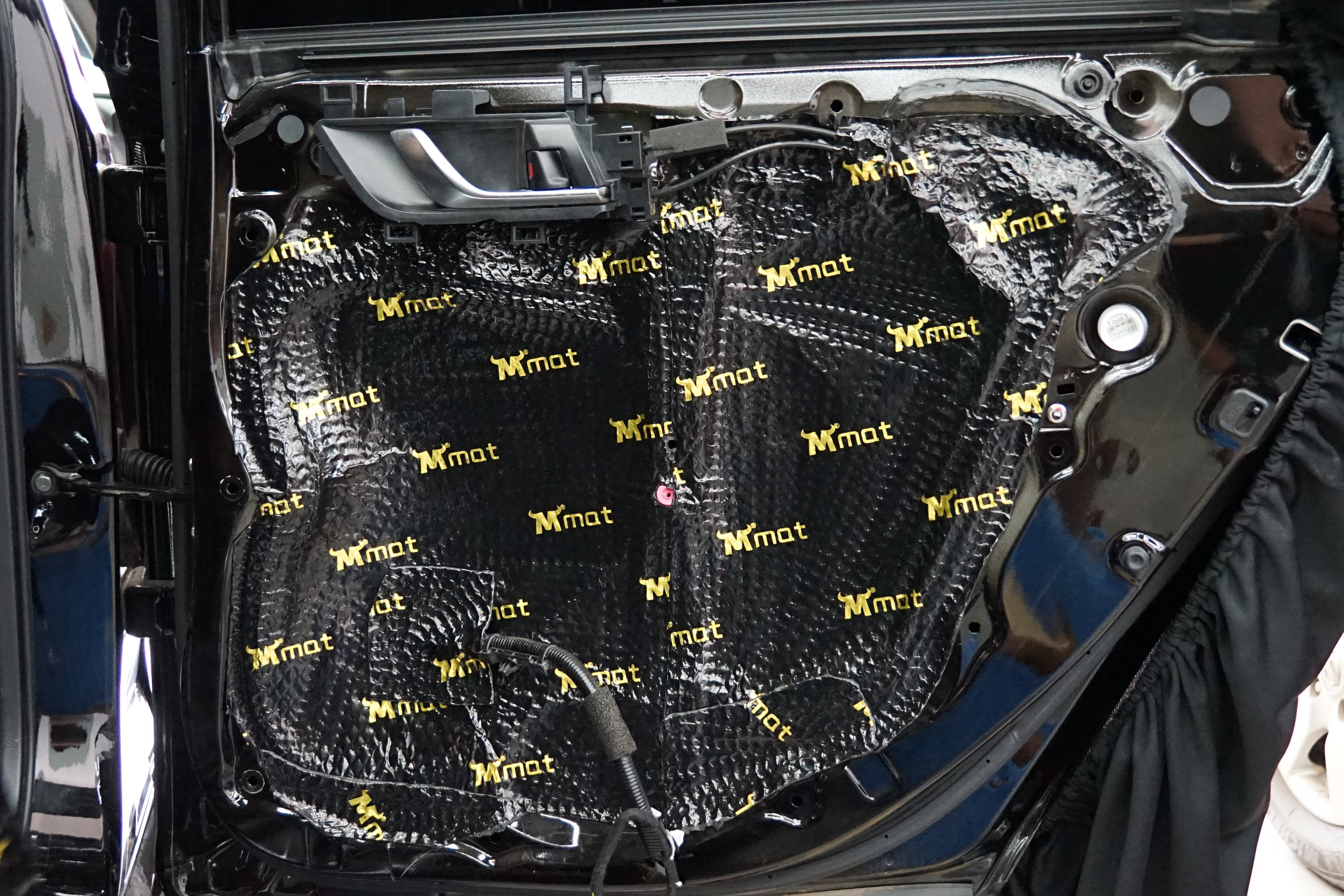 本田雅阁改装超薄爱威V8低音炮追求好音乐-广州车乐声汽车音响