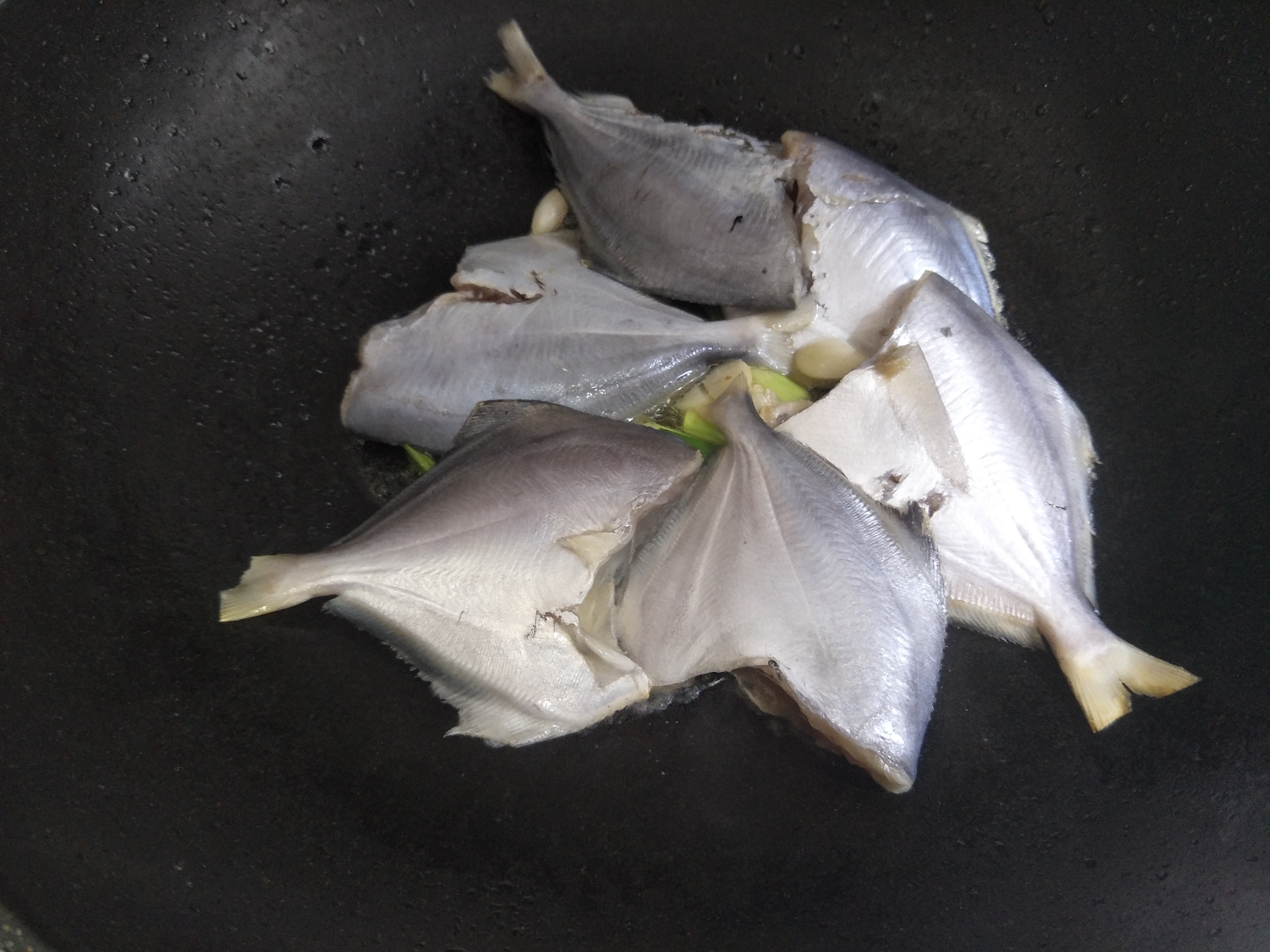 煎鱼不掉皮煎鱼不散的五个妙招,热油煎鱼还是冷油煎鱼不粘锅