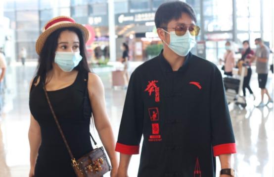 邹市明与冉莹颖夫妻走路带风,邹市明娇妻冉莹颖现身机场
