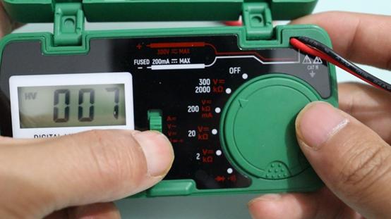 正确使用万用表工具的安全视频,使用万用表防止触电