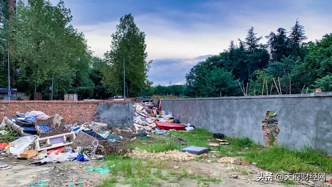 繁华VS荒凉，成都光华大道“真空地带”下的城市奇观