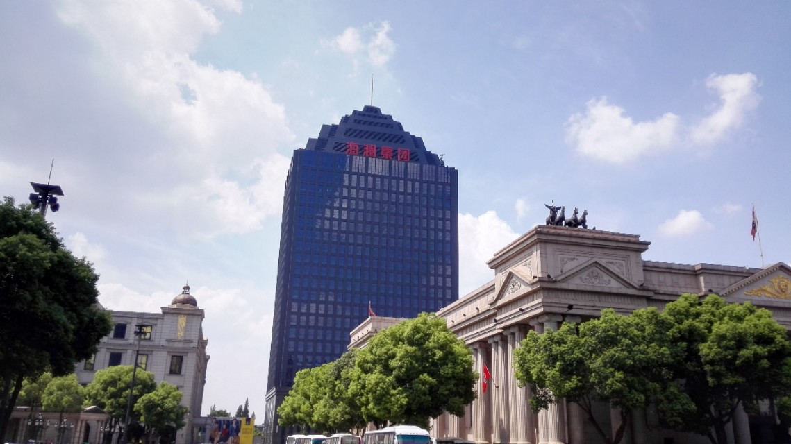 服装行业的秘密，海澜、红豆、劲霸、七匹狼，为啥会出剪标衣服